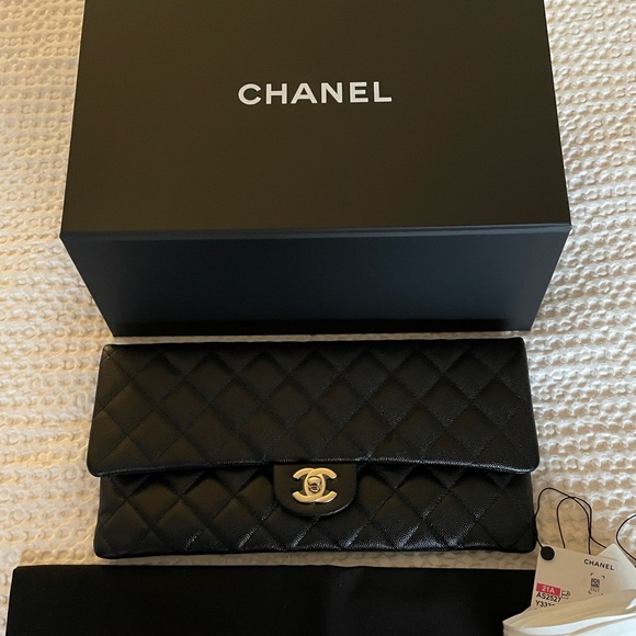 CHANEL Handbags - NEW Chanel 21A Classic Caviar Clutch Black GHW